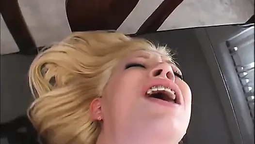 Blonde MILF spreizt behaarte muschi für tiefes hartes hämmern
