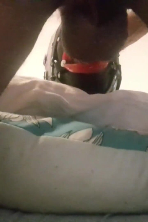 Laura hogtied och huva med en läpp öppen mun gag har halsen knullad i 15 minuter