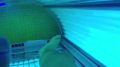 Solarium, nackt, ungeschnitten