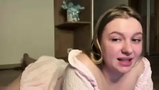 Büyük bir yarakla anal sikişiyor