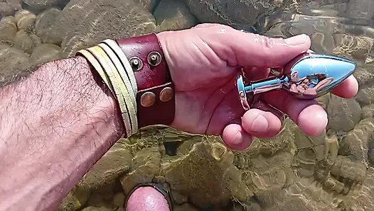 Nehirde yarak halkaları ve göt tıkacı ile mastürbasyon