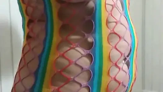 Stiefmutter zeigt mir die Kleidung, die sie zum Straßenkarneval tragen wird, was meinst du?