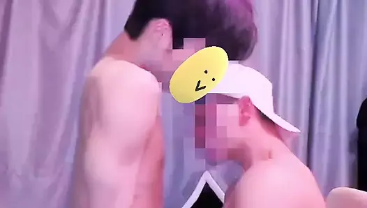 Des gays baisent en levrette