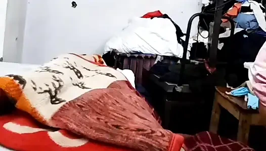 Она пошла к портному господину, чтобы затянуть ее блузку. Портной господин ослабил киску, введя его пенис