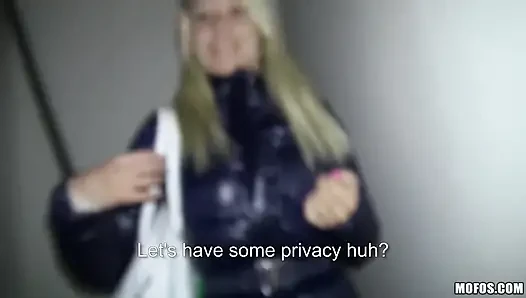 Öffentliche abschleppen - Adrienne ist dtf ein stanger pOV