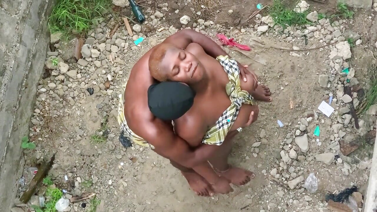 महल के गार्ड में से एक के साथ प्यार करने के लिए चुपके से बाहर