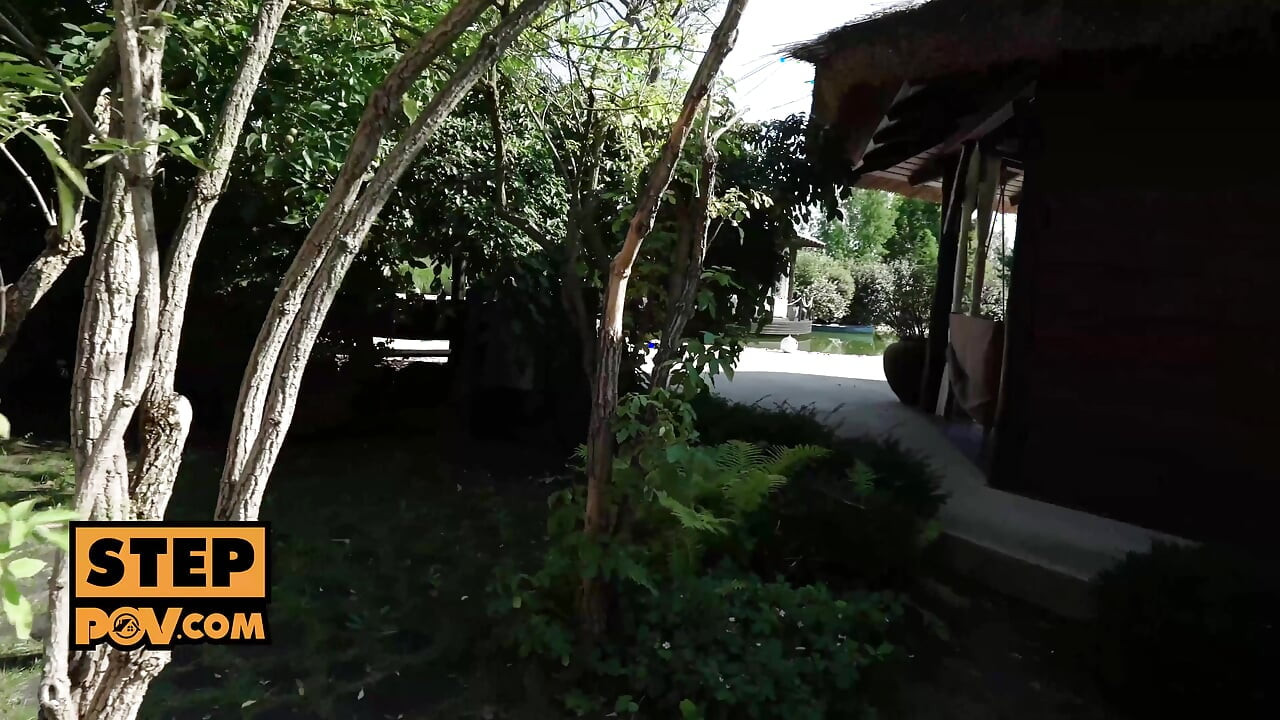 POV - enteada tesuda Alyssa Bounty adora foder ao ar livre