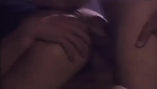 Üç yarak iki hatun yerde sert sikişiyor