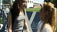Deux mecs baisent une lycéenne brune sexy