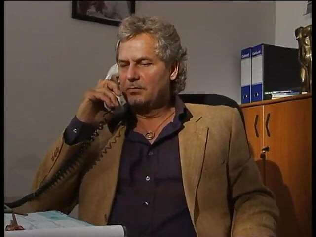 Vruća brineta žestoko nabijena od starijeg pastuha u uredu