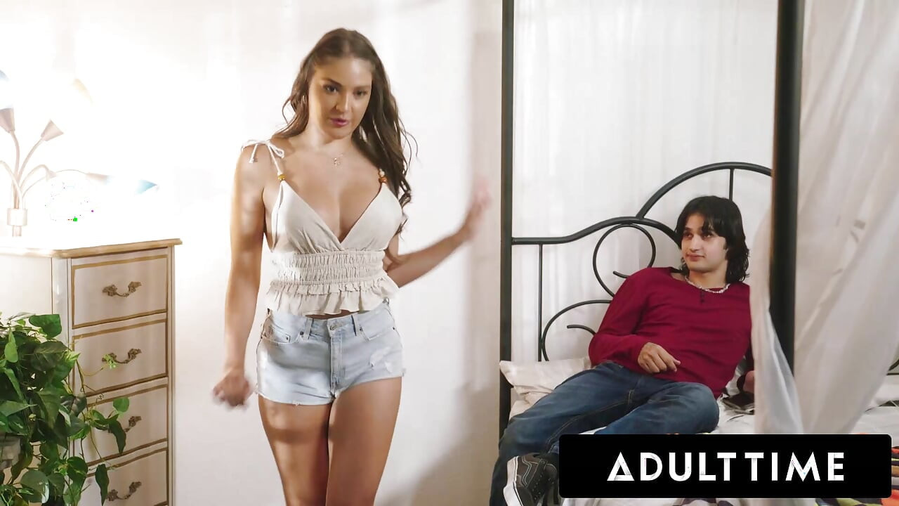 Adult time - la bombasse sexy Gizelle Blanco surprend son demi-frère puceau en train de baiser un jouet sexuel ! Offre sa chatte à la place