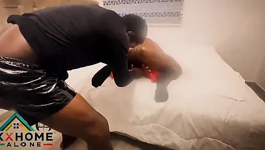 Kırmızı Fileli Itaatkar Anal Sürtük Zincirleniyor Ve Anal Parmaklamayla Cezalandırılıyor