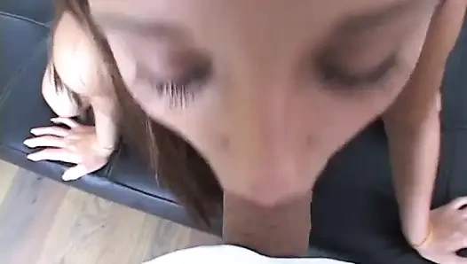 Esmer kadın emiyor ve anal dölleniyor