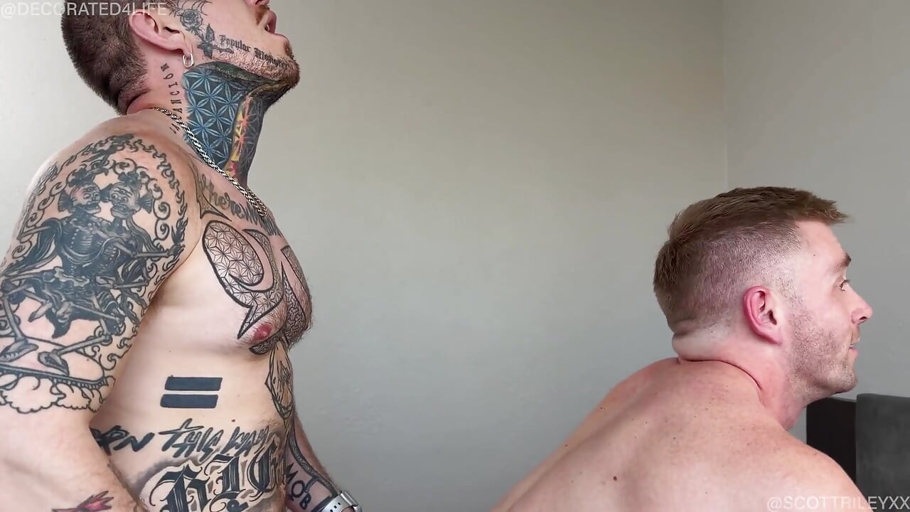 Un tip tatuat fute fundul muscular