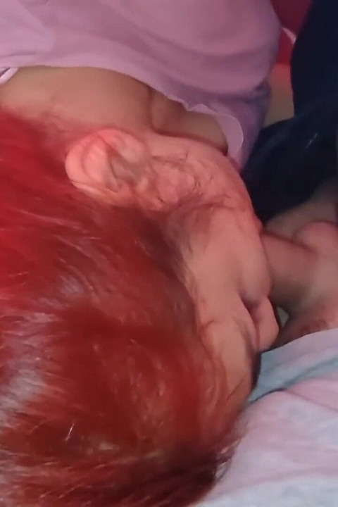 Šukám svou nevlastní dceru do pusy a stříkám jí do pusy