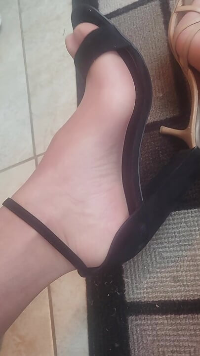 Jacking Off with Heels and Nylons and Cumming on Heel