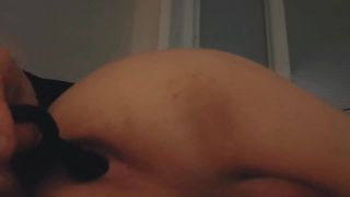 Amateur-Junge: Dehnt sein Arschloch mit einem Buttplug