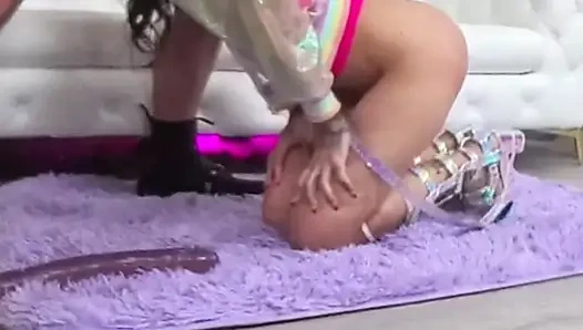 Киску Sage жестко и глубоко трахнул мясистый жесткий хуй Nade!