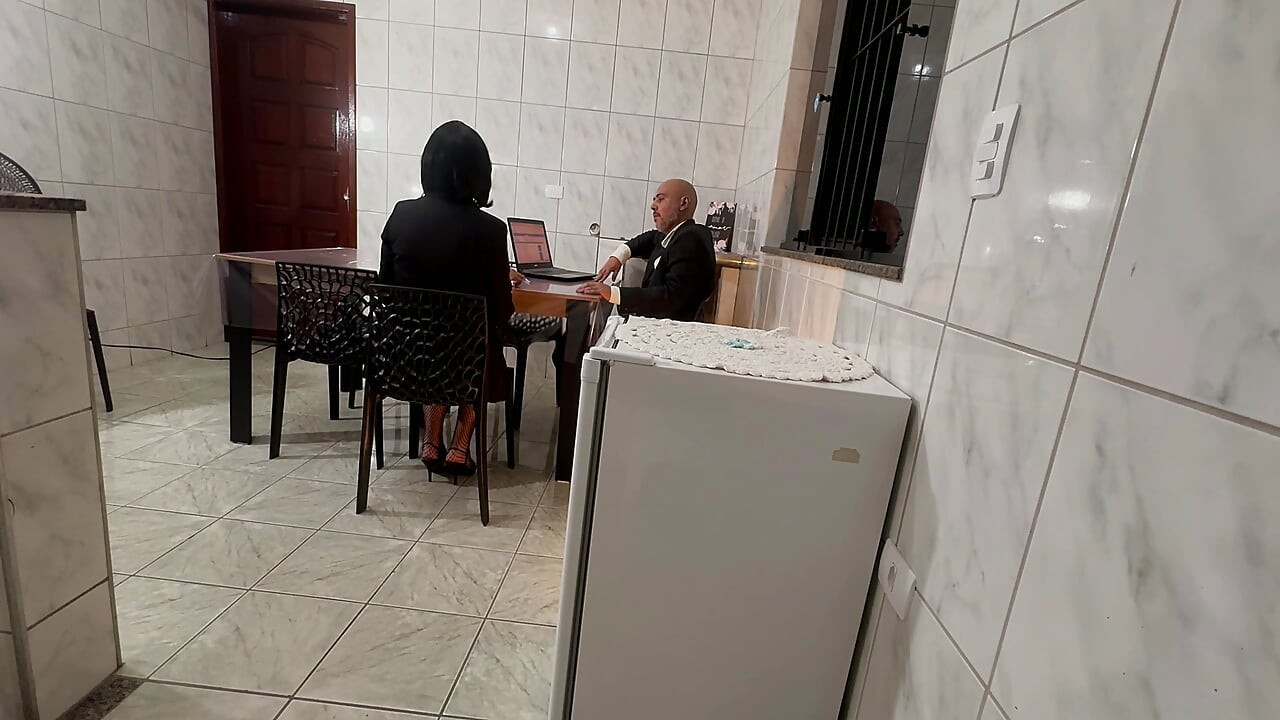 Uma executiva de alta potência recebe sua bunda e buceta fodida durante uma reunião de trabalho.