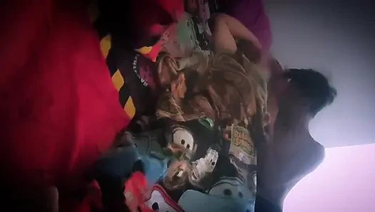 menyentuh tubuh semok tante yang lagi bobo. tante menikmati nya