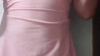 Azjatycka stephy cd w różowej krótkiej sukience i niedopasowanym bikini