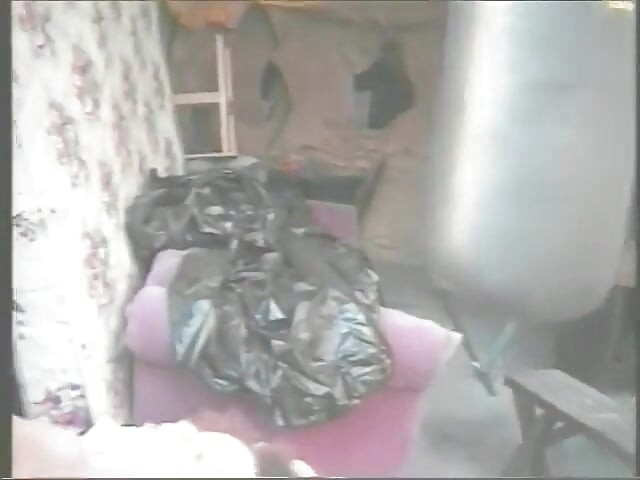 Musculoso estranho em máscara de super-herói branco perfura garota negra no estacionamento do shopping