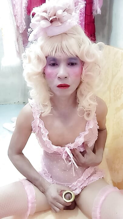 Oanh Le transgénero vistiendo ropa porno sexy jugando con un lazo falso
