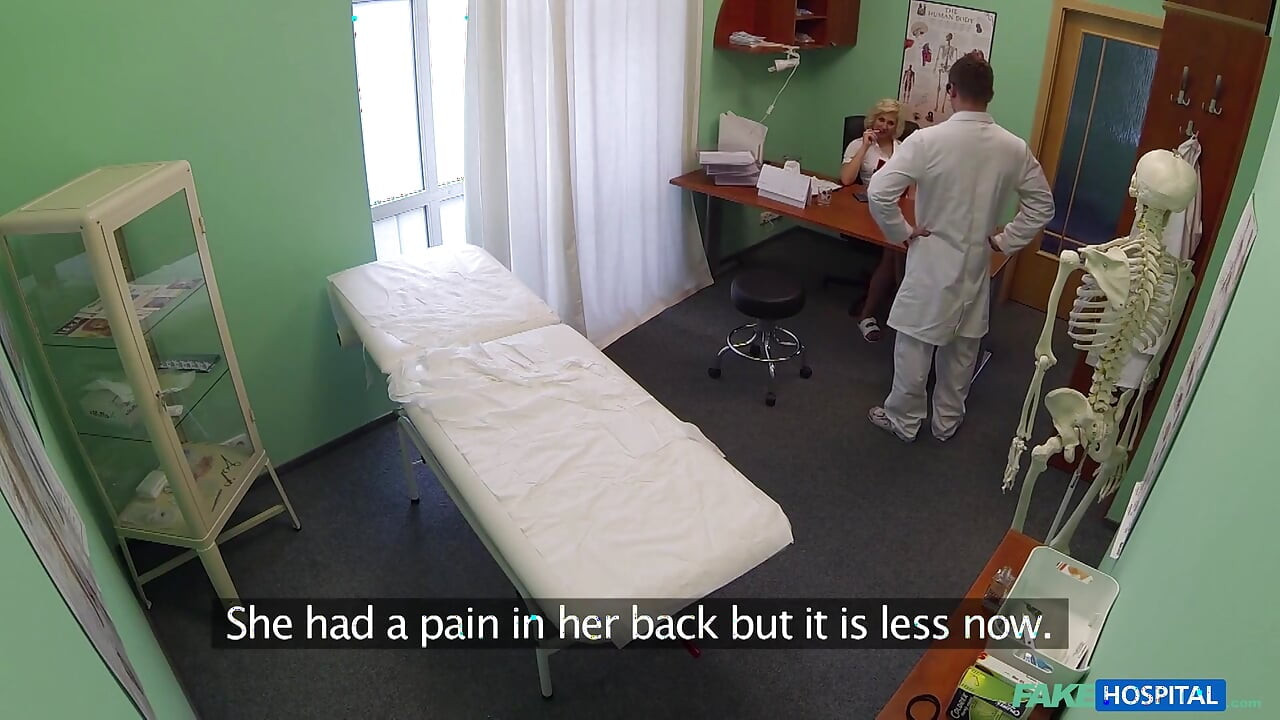 Fake Hospital - 漂亮病人准备接受医生的口腔用药：一次热辣的医院遭遇