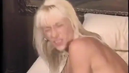 Pirang terangsang mengerang saat kontol besar masuk jauh di dalam dirinya