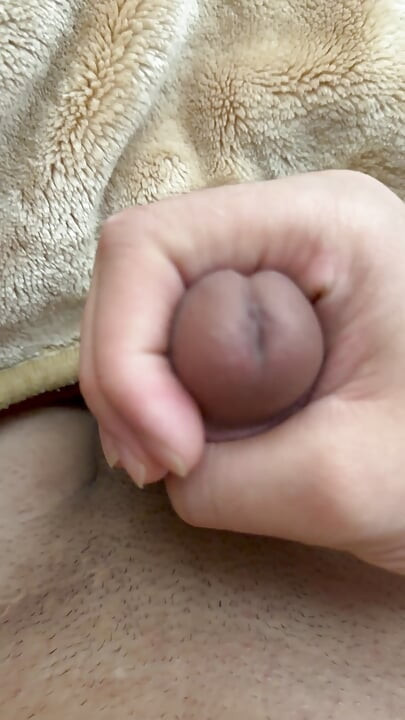 ลูกเลี้ยงชายช่วยตัวเองคนเดียวในห้องของเขา