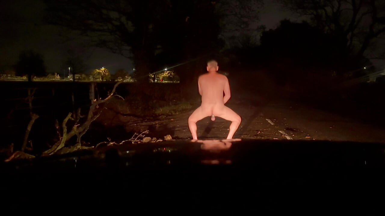 Rizična gola šetnja bosa i gola, i twerkanje bez mjesta za skrivanje ako auto prođe