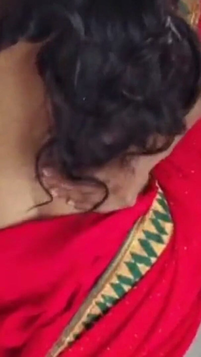 Saree giyen ateşli Hintli karı, koca eve gelince sertçe sikiyor. | Klip 1