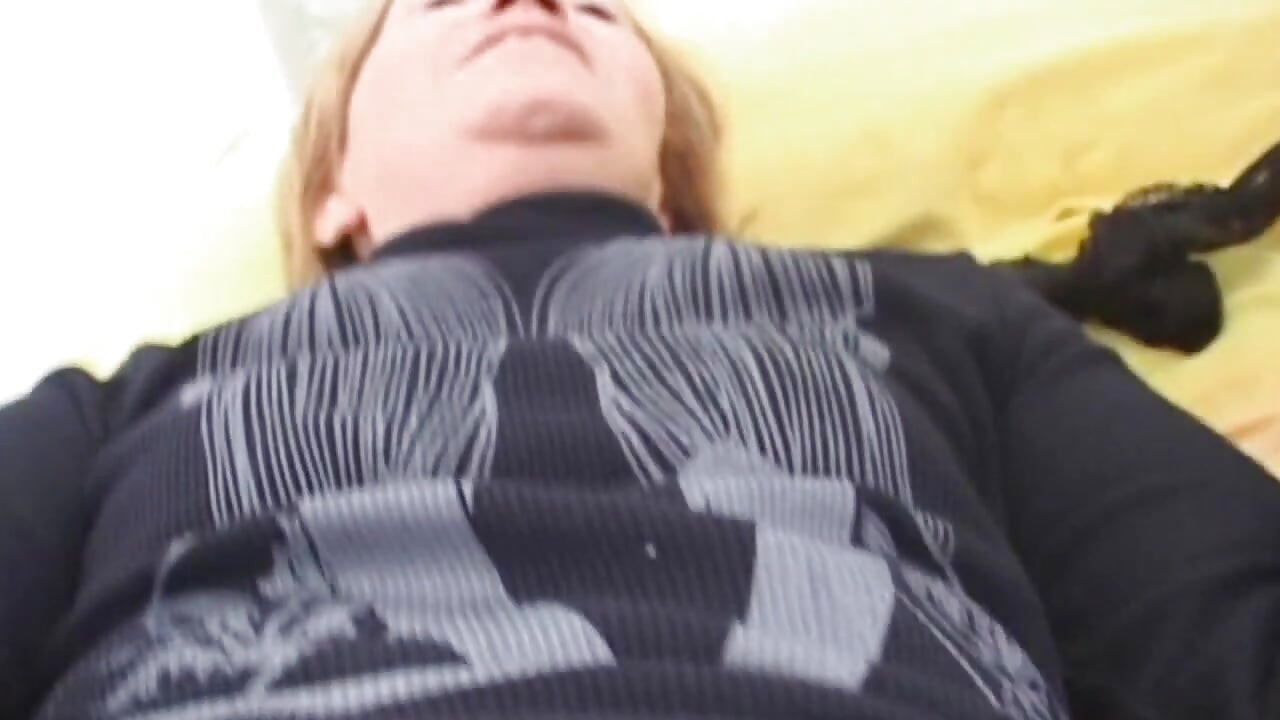 My best friend's stepsister - Mature chick in threesome trouble