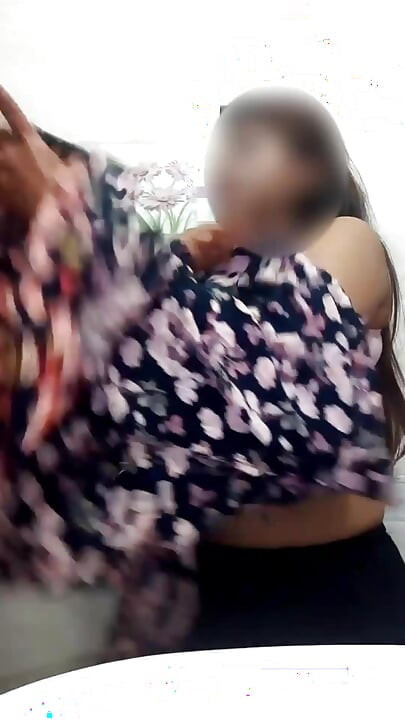 Desi nagy mellű lány eltávolítja a saree-t & megmutatja a melleit és a hónalját