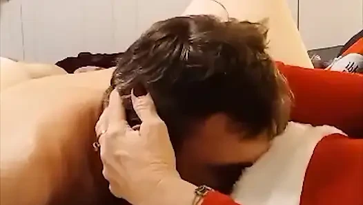 Heiße MILf bBW lässt ihre freundin Schlagsahne von ihren titten und muschi essen!