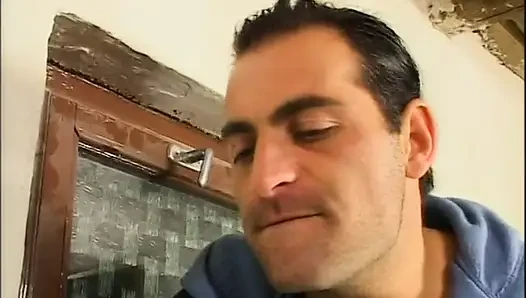 Şişman çiftçi kadın azgın bir adam tarafından ahırda sikiliyor