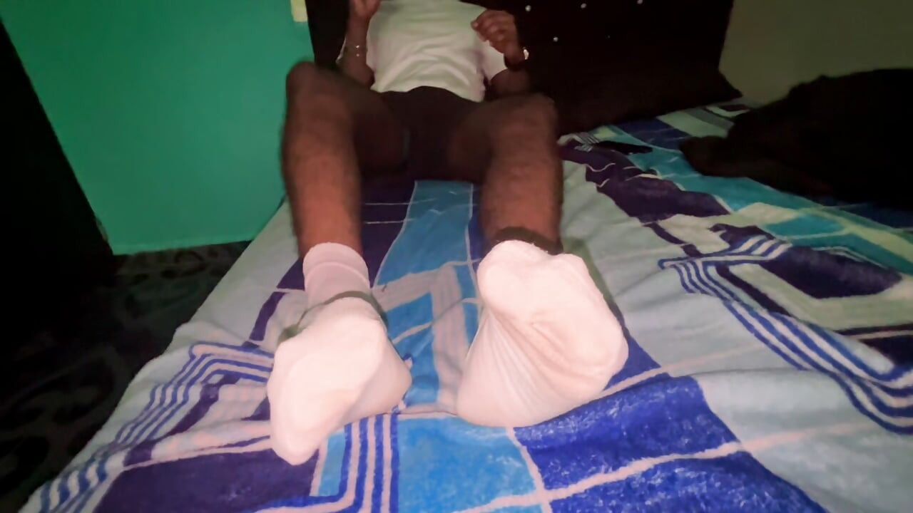 MORENO VERGON DA UN FOOTJOB A SU VECINO CON CALCETINES BLANCOS PUESTOS