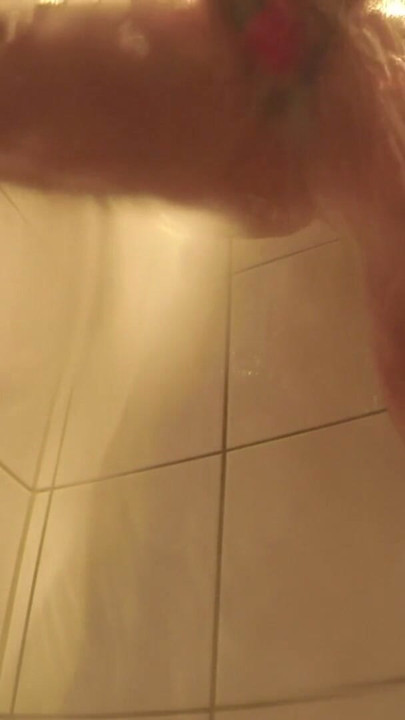 Tante seksi yang lagi sange ini lagi asik masturbasi dan nyepong kontol besar sampai kencing di kamar mandi | Klip 1