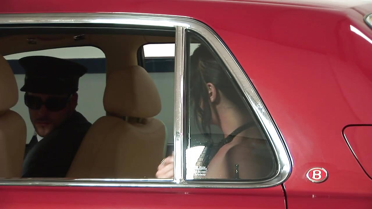 Zrela kurva jebana u autu