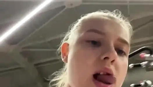 Сумасшедший трах-анал в публичном спортзале