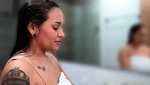 Payudara Besar Brunette Tersentuh Di Bak Mandi Setelah Gym