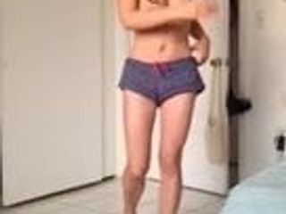 Chica tetona se desnuda y cruza las piernas