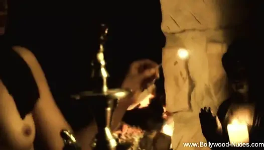 Экзотическая брюнетка в великолепных позах