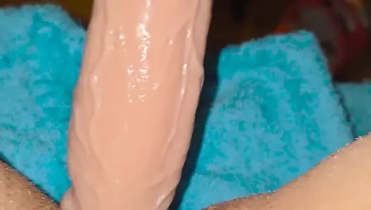 Tante seksi ana liz lagi asik muasin lubang pantatnya pakai 2 dildo bergantian