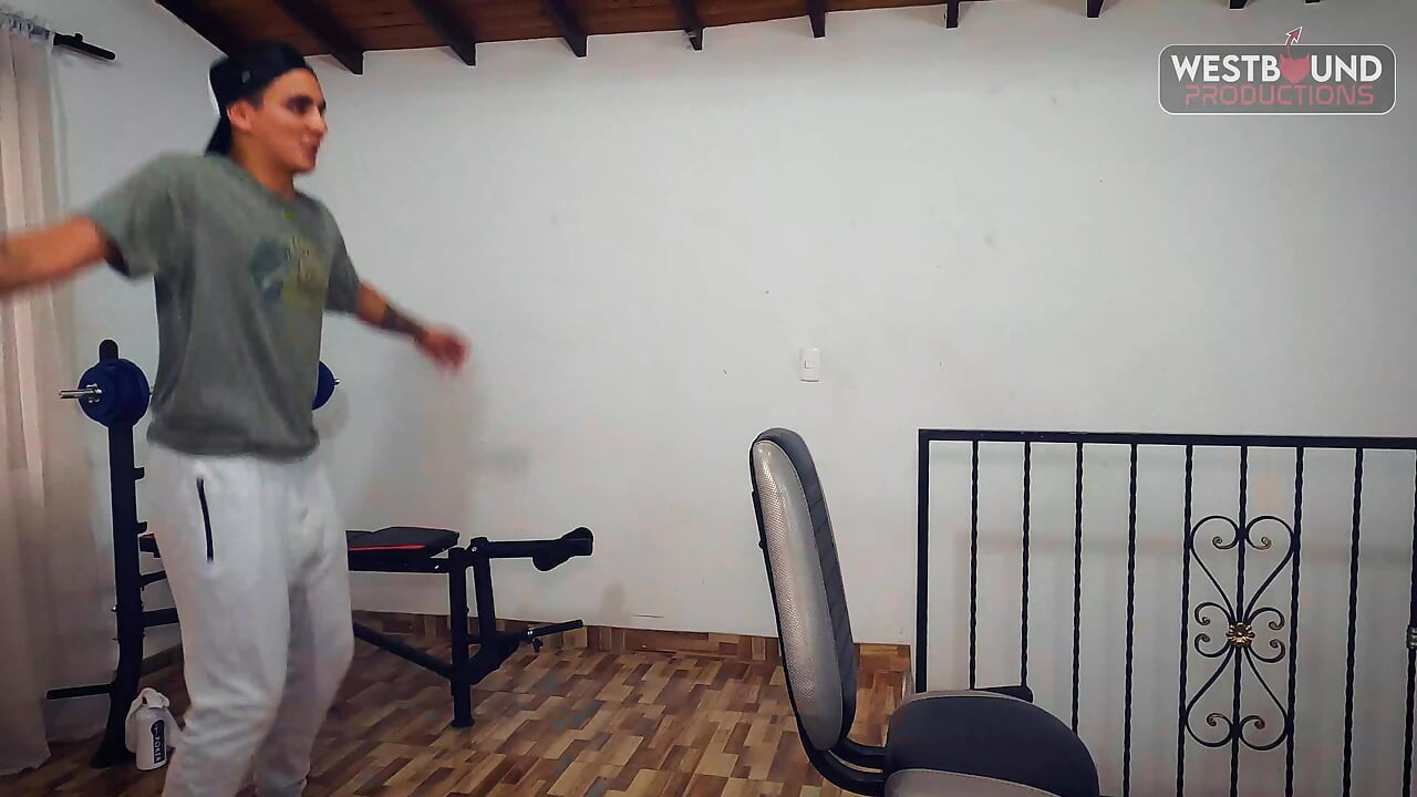 Latina Lia Cooper dikongkek jurulatih pancutan mani