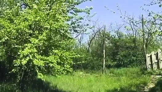Брюнетку в чулках жестко трахнули на траве