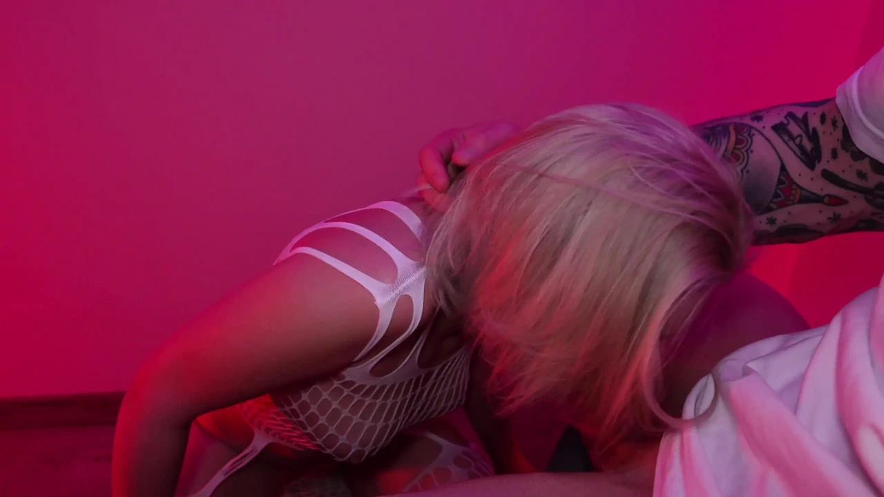 穿着网眼衣服脱衣舞, 热情的性爱作为礼物