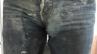 Mijando em jeans apertados manchados de porra
