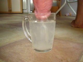 Сперма в стакане для крошек