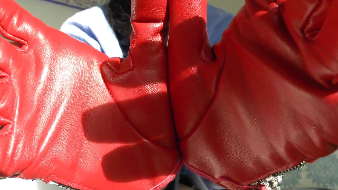 היום הוא יום הגמירה שלך! מריחה כפפות עור אדומות, ליידי ויקטוריה ולנטה